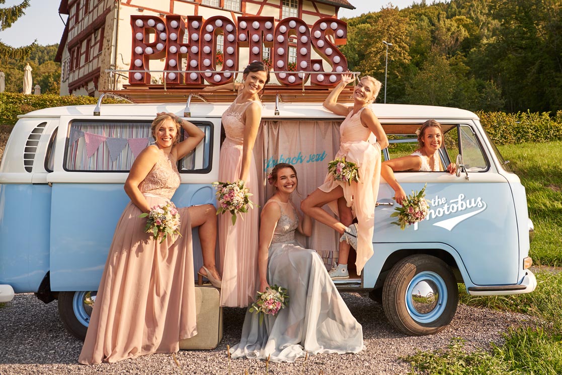 Gruppenfotos mit Bridesmaids & Oldtimer vom Hochzeitsfotograf