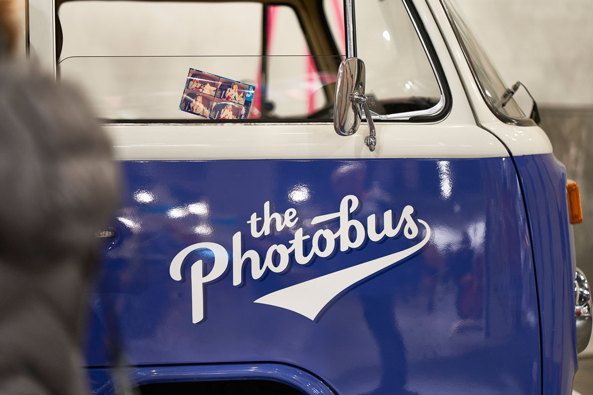 Logo vom Photobus auf Blau