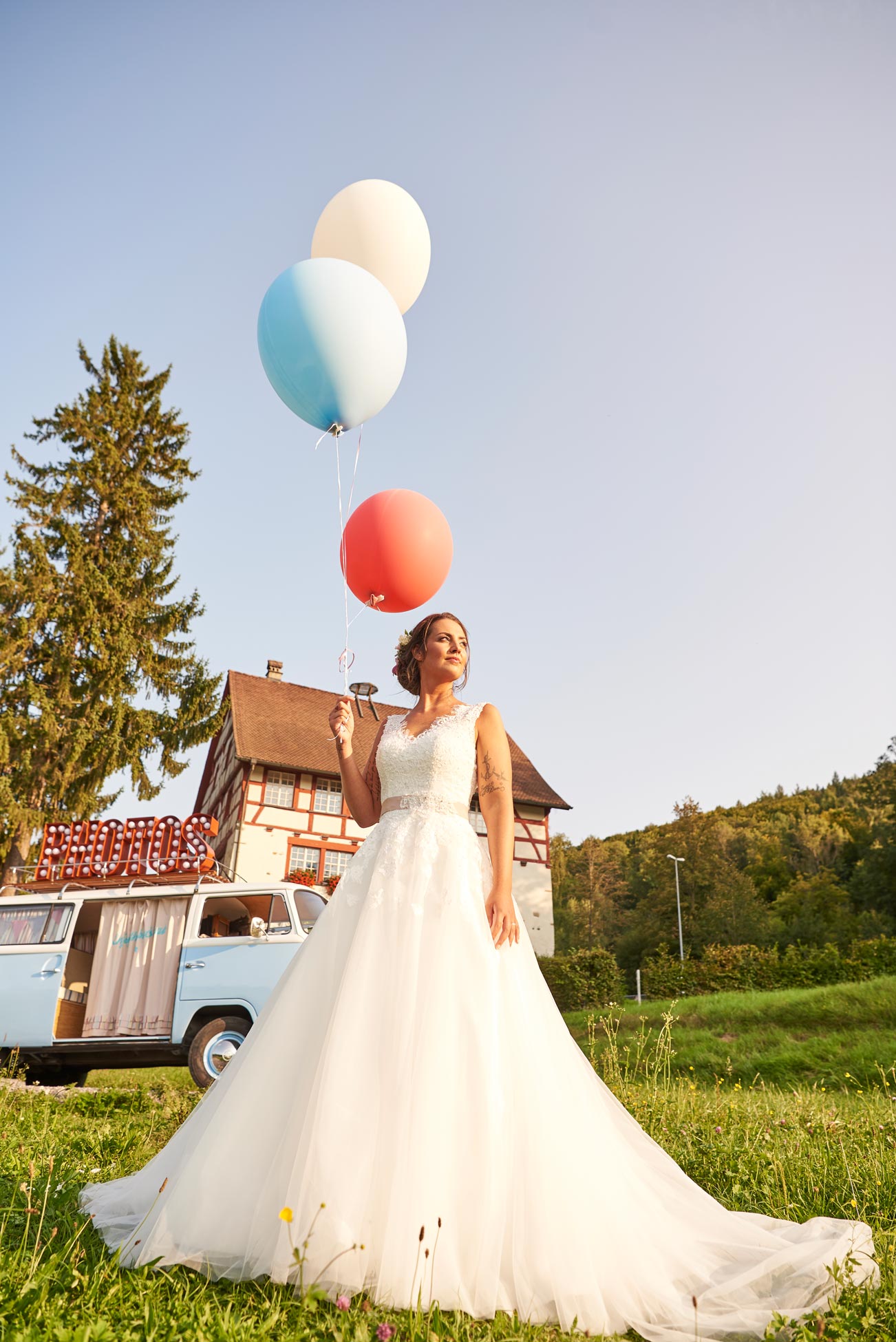 Braut mit Ballonen im Schupfen Diessenhofen